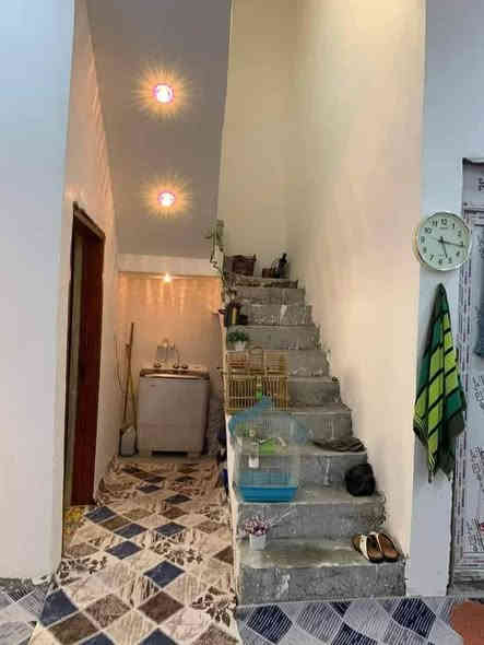 #ب350فقط
🏡 بيت للإيجار – الجزيرة / باب الهوى مقابيل–
#فرصة مميزة
للإيجار بيت سكني في موقع مميز مقابل أفران محمد، في منطقة هادئة جدًا ومناسبة للعائلات، مع قرب جميع الخدمات من مطاعم، مخابز، مشويات، أسواق، سناتر، ومصلحين...

#تفاصيل البيت:
المساحة: 150 م²
غرفتين نوم + صالة واسع+ صحيات داخلية وخارجية+مطبخ مرتب+ كراج خاص للسيارة+سطح واسع

#الخدمات:
✔ ماء وكهرباء متوفرة
✔ إنترنت جاهز
✔ موقع على رأس الشارع وسهل الوصول

الإيجار: 350$ شهريًا (قفل)
الشروط: عقد إيجار – عائلات ليست كبيرة

📞 للتواصل والاستفسار: [ ***********]
