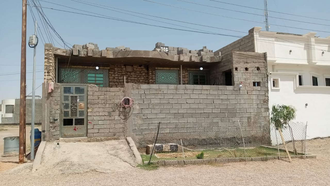 🏠بيت. طابق واحد للبيع
الموقع / الرمادي / 5 كيلو /قرب مجمع الهندسي

 المسساحة 100متر 

ركن على الشارع 15 وجه على حديقة 

تفاصيل البيت /  بناء حجر سنه 2025

 غرف،1 وصاله ومطبخ ودوانيه  و صحيات 

السعر 55 مليون وبي مجال 

للاستفسار ***********
