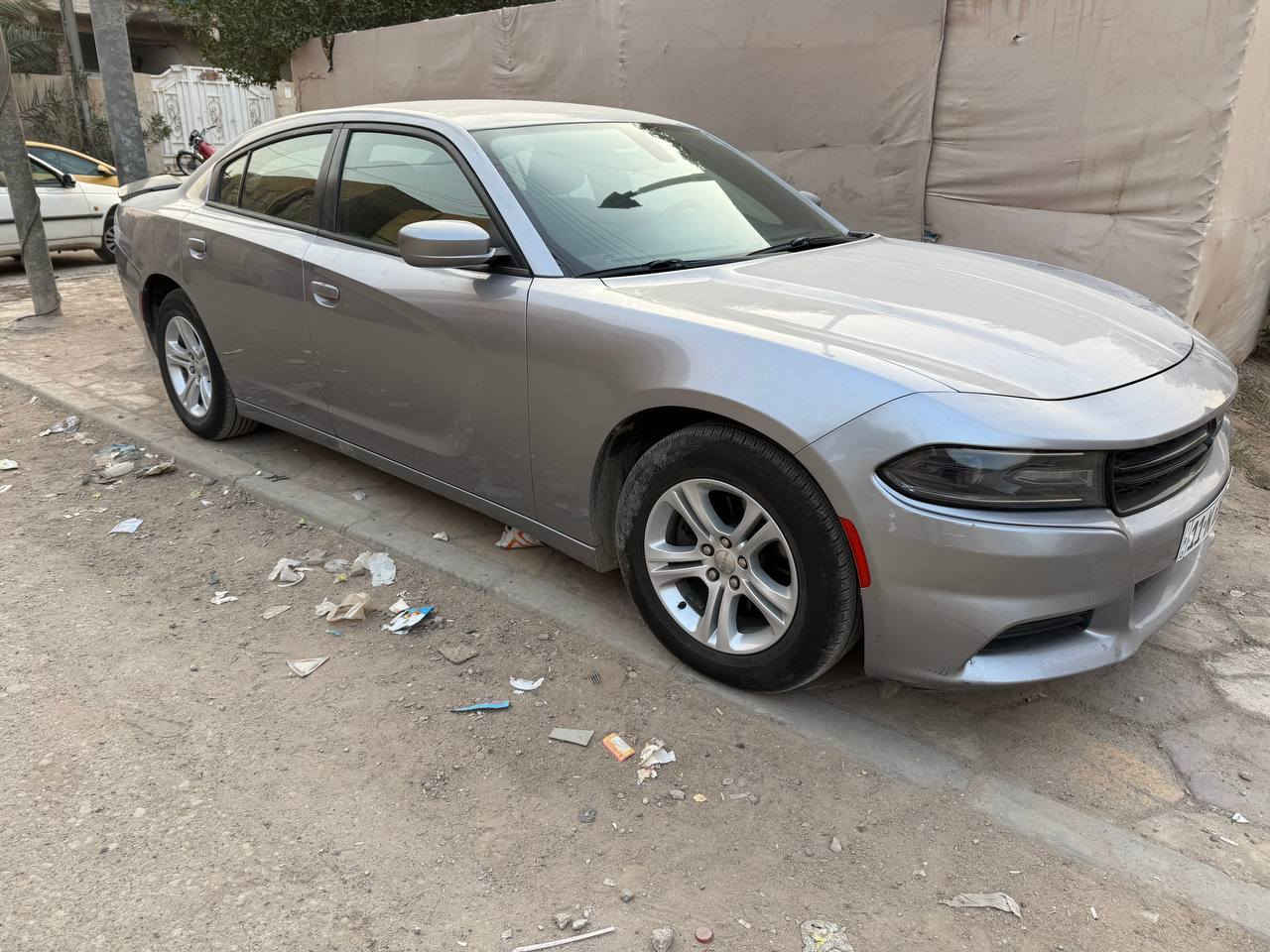 السلام عليكم جارجر ١٨
Sxt حجم المحرك ٣٦٠٠
ماشية ٨٠ الف ميل 
باسمي رقم بغداد سنوية جديدة 
وارد كندي حادثهة بس باب ومرجع بارد وشوي من الجاملغ تصليح الايرباكات كلها سليمة 
سيارة جاهزة 
السعر ٢١٥ وبيها مجال 
مكاني العمارة المركز 
***********
