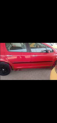 بيجو ٢٠٠٥  مصبوغه حزام مكفوله من الضربه بس لدوسه مشخوطه  مكينه وكير خي...