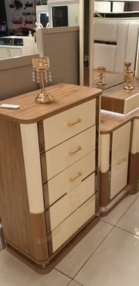 غرفة نوم للبيع ١١ قطعة نضيفة جدا  نسبة النضافة ٩٥% السرير بي خزانة على...