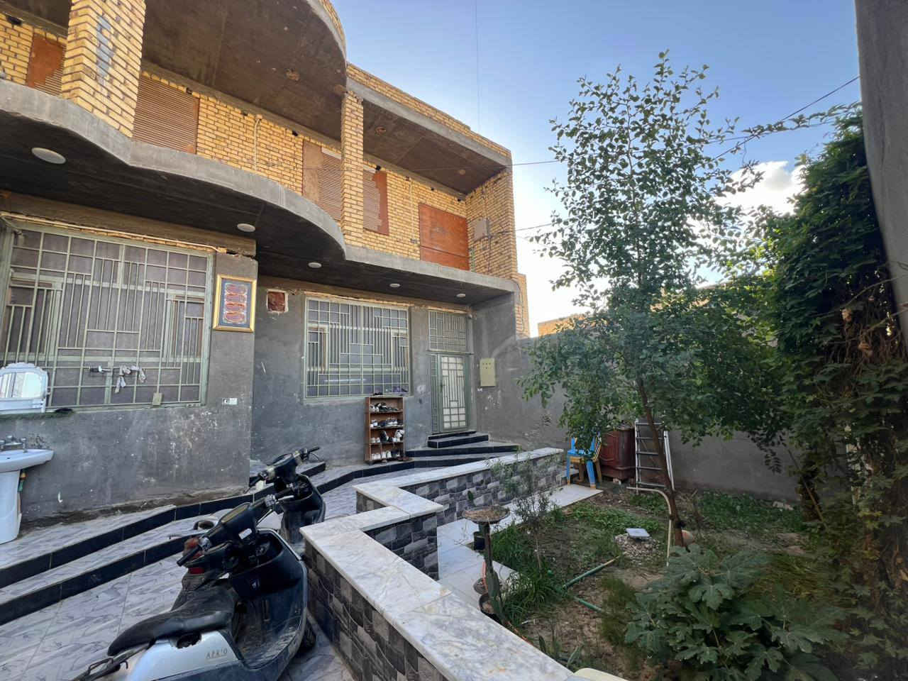 الدار للبيع
• مساحة الدار 200متر مربع  بناء جديد طابقين .
• يتكــــــــــ البيت من ـــــــــــــــــون.
• استقبال وصالة وغرفتان نوم ومطبخ وصحيات للداخل واخرى خارجية للضيوف.
• الطابق الاعلى غرفتان نوم وصاله وصحيات 
• البناء حديث طابوق وكونكريت .
• منطقة جديدة حيث يقع البيت على ساحة وشارع عرضه 15متر
•مع العلم البيت مطلوب اسكان45 مليون يحول الاسكان للمشتري 
• العنوان / ناصرية شارع سديناوية الكناهره
للاستفسار الاتصال ***********
