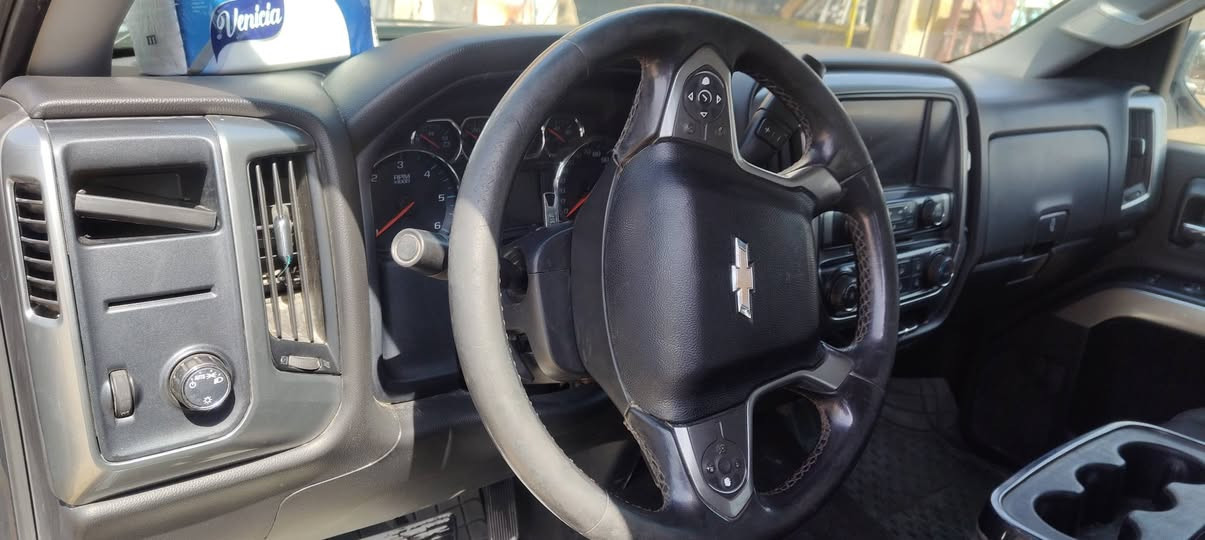 سلفرادو للبيع مديل 2018  محرك 5300 v8 سياره جاهزه رقم دولي سنويه 2030 حادثه 3 قطع وبيه شويه بالبدي صبغ  والسونار موجود بالصور صار عندي ضرف ومحتاج اريد ابيع الشراي يشلع عيوني السعر 138 ورقه للاستفسار ***********
