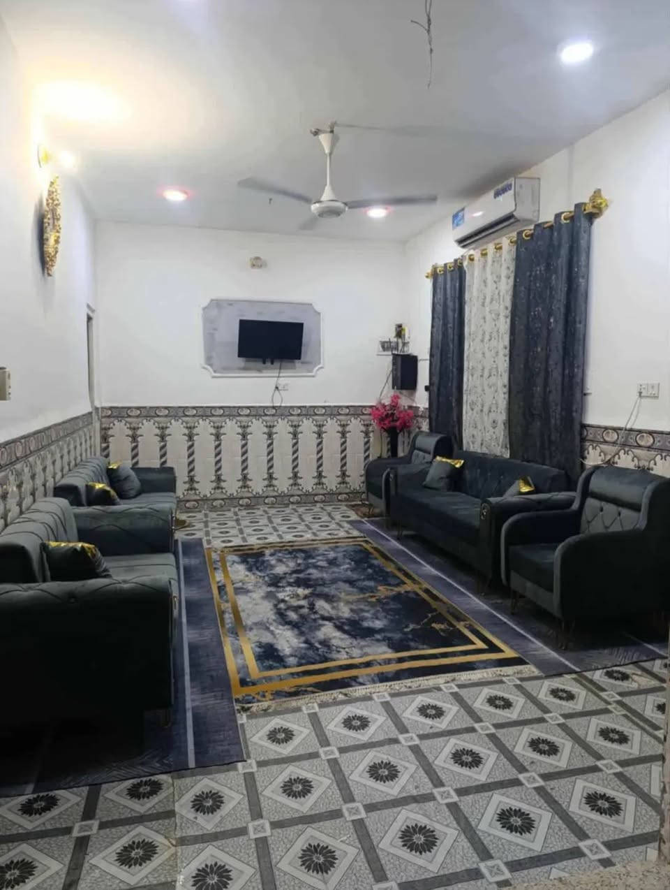 دار للبيع مساحه 200م حي الامين وره المعمل الكاشي كامب خدمات البيت على شارعين وتساب ***********
