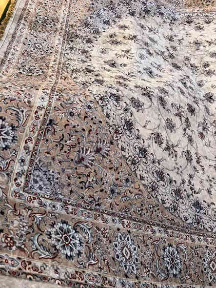 السلام عليكم موكيت برلنت التركي الاصلي قياس 2ونص * 5 امتار جديد غير مستخدم صارله يومين من اشتريته سبب البيع كبير السعر 85 قفل مع توصيل رقم *********** عنوان العبيدي الرائاسة شارع 20
