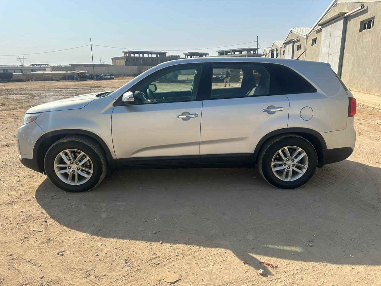 سلام عليكم 
سورنتو 2014
امريكي 
gdi
مكاني بغداد 
بيها صبغ بابين 
مكينه 4سلندر
***********
