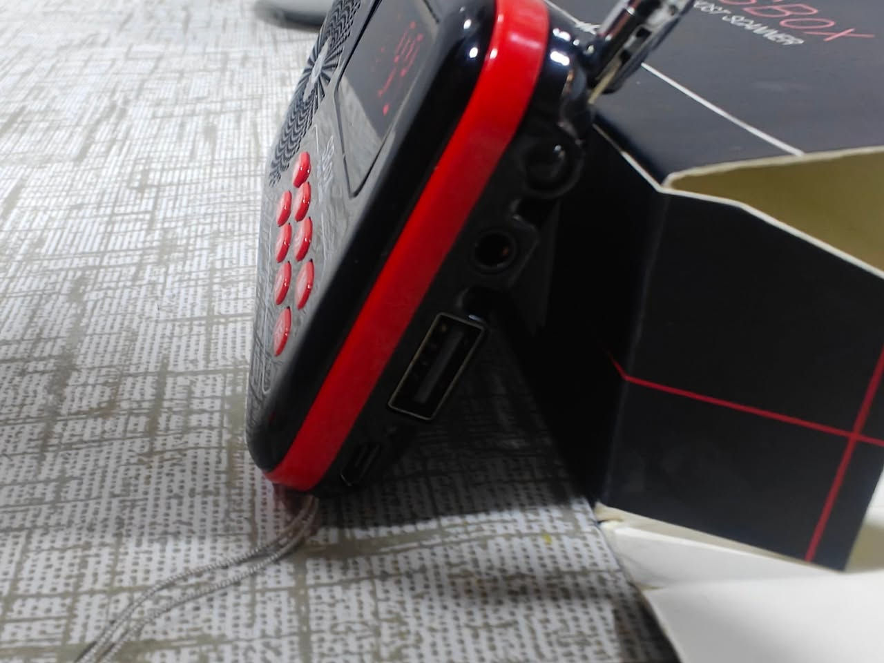 جهاز راديو SBox Spirit Box، 
وهو أداة متطورة مصممة للتحقيقات في الظواهر الخارقة والتواصل مع الكيانات غير المرئية. يجمع الجهاز بين وظيفتين أساسيتين: صندوق الروح (Spirit Box) ومسجل للأصوات الإلكترونية
 (EVP Recorder)
أبرز ميزات جهاز SBox:
مسح الترددات: يقوم الجهاز بمسح سريع لترددات راديو FM و AM (نطاق FM من 87.5 إلى 108.0، ونطاق AM من 522 إلى 1710).
تسجيل الصوت: يحتوي على مسجل مدمج يتيح التقاط الأصوات وجلسات الـ EVP مباشرة على الجهاز، مع إمكانية تشغيلها لاحقاً عبر مكبر صوت قوي.
التحكم في المسح: يوفر الجهاز 4 سرعات مختلفة لمسح الترددات، مع إمكانية المسح للأمام أو للخلف.
إضافات مدمجة: يتضمن مصباح يدوي LED مدمجاً لتسهيل التحقيقات الليلية، وشاشة عرض بإضاءة خلفية.
البطارية والشحن: يعمل ببطارية قابلة لإعادة الشحن تدوم لأكثر من 23 ساعة، ويتم شحنها عبر وصلة USB
يُستخدم الجهاز من قبل المحققين في الظواهر الخارقة لالتقاط ما يُعتقد أنها أصوات لكيانات تتلاعب بموجات الراديو لتكوين كلمات أو أصوات وسط الضجيج
 
ملاحظة الجهاز متوفر فقط بالعراق توصيل لكافة انحاء العراق 
للاستفسار عن السعر تفضل على الخاص


**إذا كنت صاحب هذا الإعلان وتريد حذفه لأي سبب، رجاءا أرسل رسالة إلى الدعم الفني**