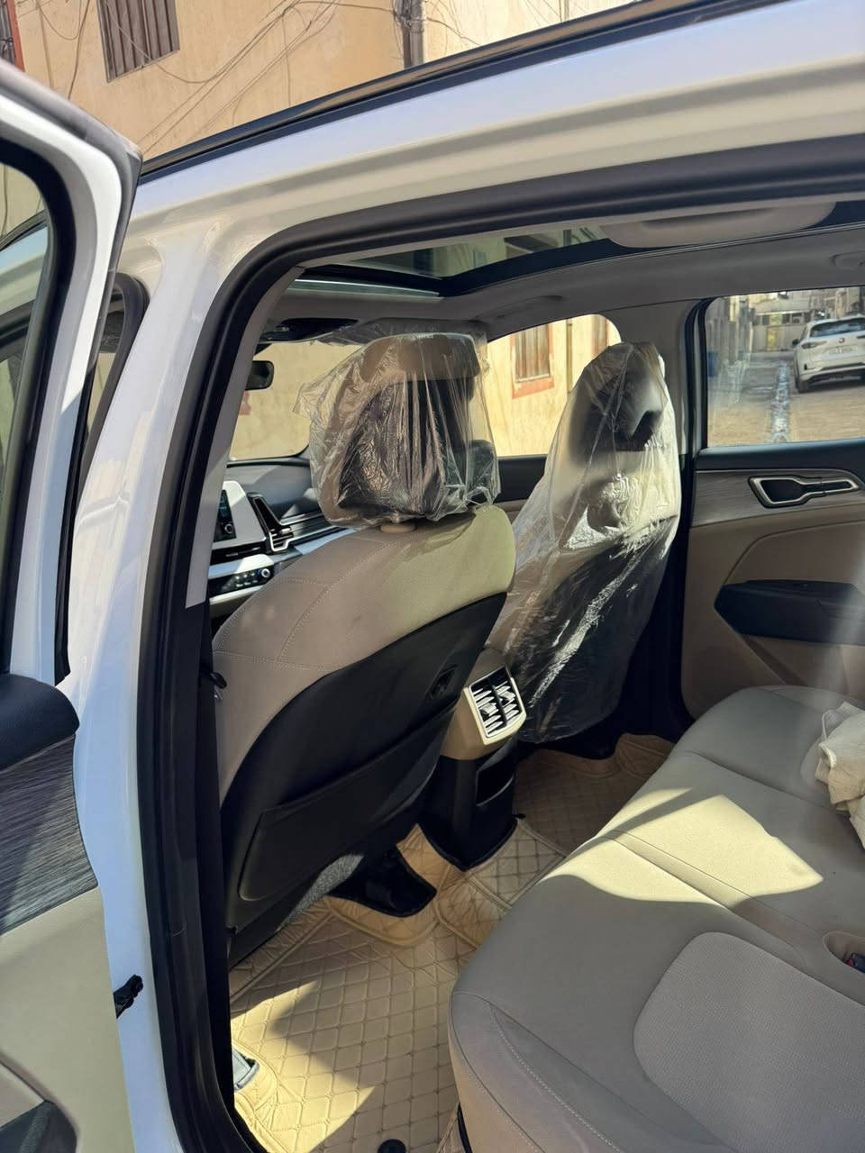 السلام عليكم 
للبيع :كيه سبورتج  خليجي 
الموديل : 2023
ماشيه :42 الف 
السياره :مكفوله   
مري كهرباء 
انضمه قياده 4 (نورمل +سبورت +ايكو +سمارت)
(تشغيل عن بعد سقف بانوراما + بصمة تشغيل + ابواب + صندوق)
كرسي السايق كهرباء
حساسات امامي خلفي 
 شاشه +عداد دجتل 
كامره دواره 
بصمت ابواب 
ترحيب عند لاقتراب 
مثبت سرعه 
سايد بريك كهرباء 
ويل 19
تبريد قطعتين 
داخل بيجي 
محرك 2000 دوش 
شاحن واير لس 
الصابيح الماميه LED
المصابيح الخلفيه LED
شفتات ستيرن رياضي 
مانع انزلاق 
شاشه ابل كار بليل +جي بي اس 
انذار عند الاقتراب
اشاير بل مري 
السياره كلش نضيفه
‏العنوان بغداد زيونة 
السعر217
للاتصال***********
