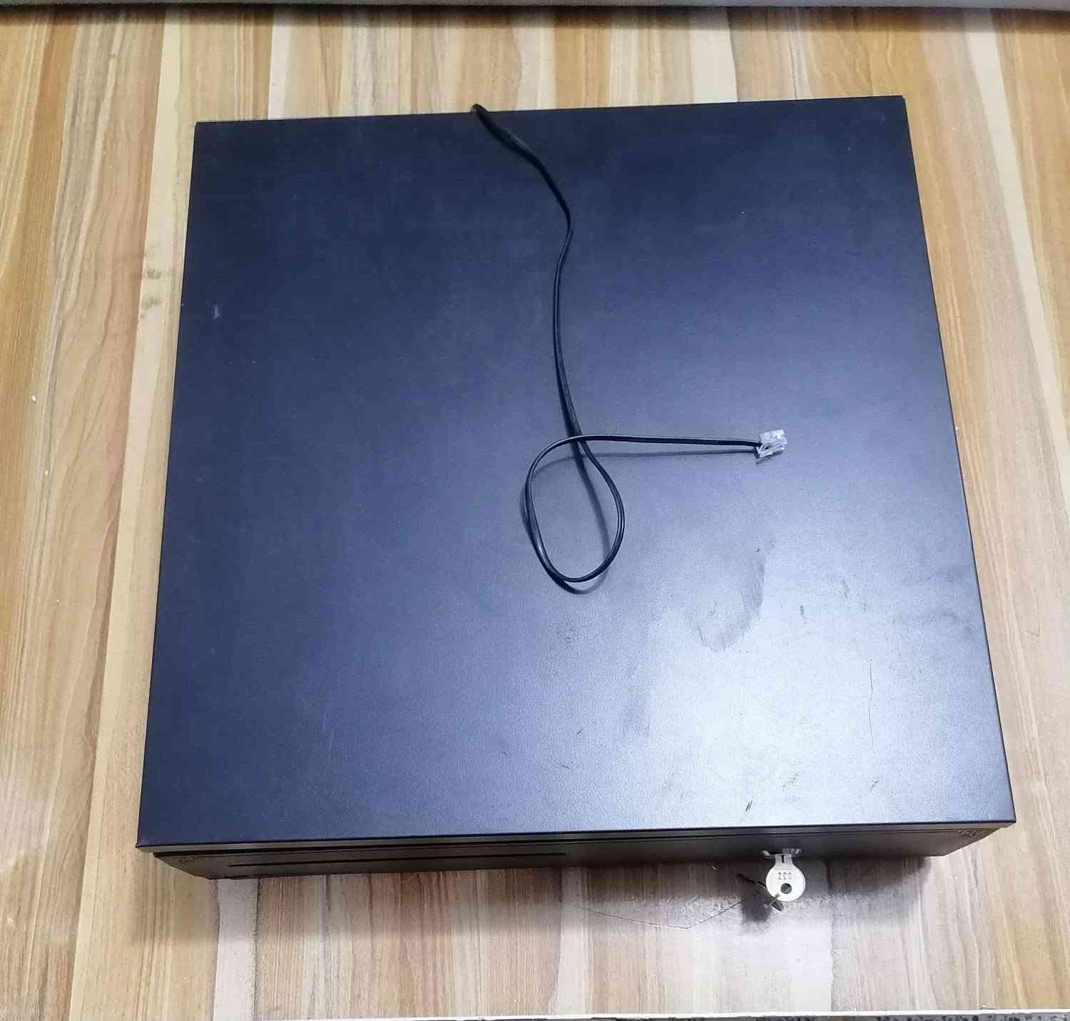 السعر 35 الف 🏅💰🗳
درج كاشير GPOS – أمان وقوة واعتمادية 🔥
لو بتدور على درج كاشير عملي ويتحمّل الشغل التقيل،
✅ معدن قوي مقاوم للصدمات والاستخدام اليومي
✅ فتح إلكتروني أوتوماتيك مع طابعة الفواتير عبر وصلة LAN
✅ قفل ثلاثي الأوضاع (يدوي – إلكتروني – مغلق بالكامل) لأقصى أمان
✅ تصميم منظم وسهل الاستخدام للكاشير
✅5 خانات للأوراق النقدية/8 خانه للعملات


**إذا كنت صاحب هذا الإعلان وتريد حذفه لأي سبب، رجاءا أرسل رسالة إلى الدعم الفني**