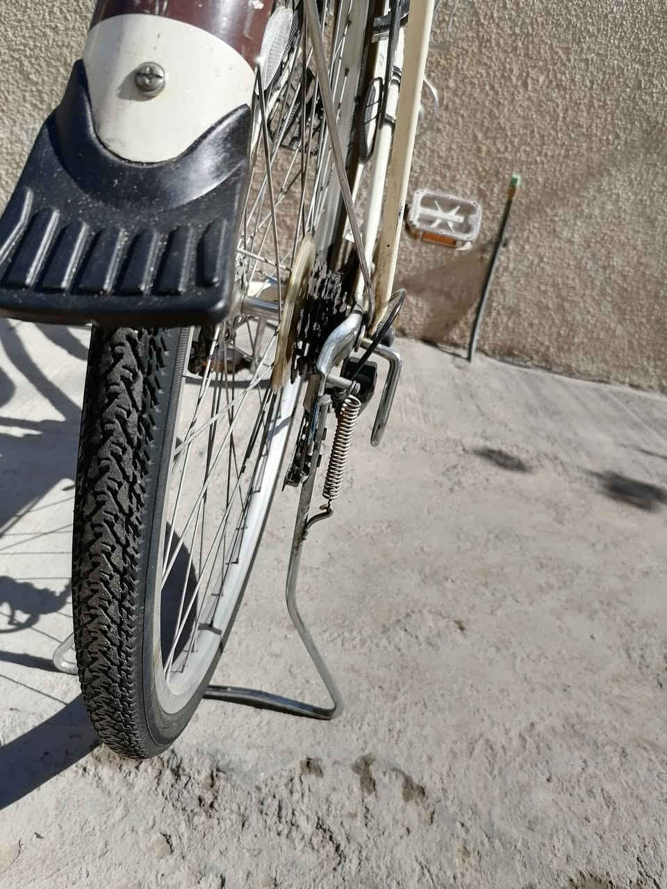 السلام عليكم باسكل للبيع حجم ٢٧ باله اصلي ياباني حساس امامي ثلجي كير ٦نمر قفل + سله بريكات كله شغال باسكل كامل سعر ١٠٠ مكاني الدوره الاثورين ***********
