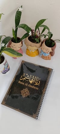 ✨ لأن التميز يليق بيك... ✨  مو مجرد دفتر... هذا دفترك الخاص، ينصنع باس...