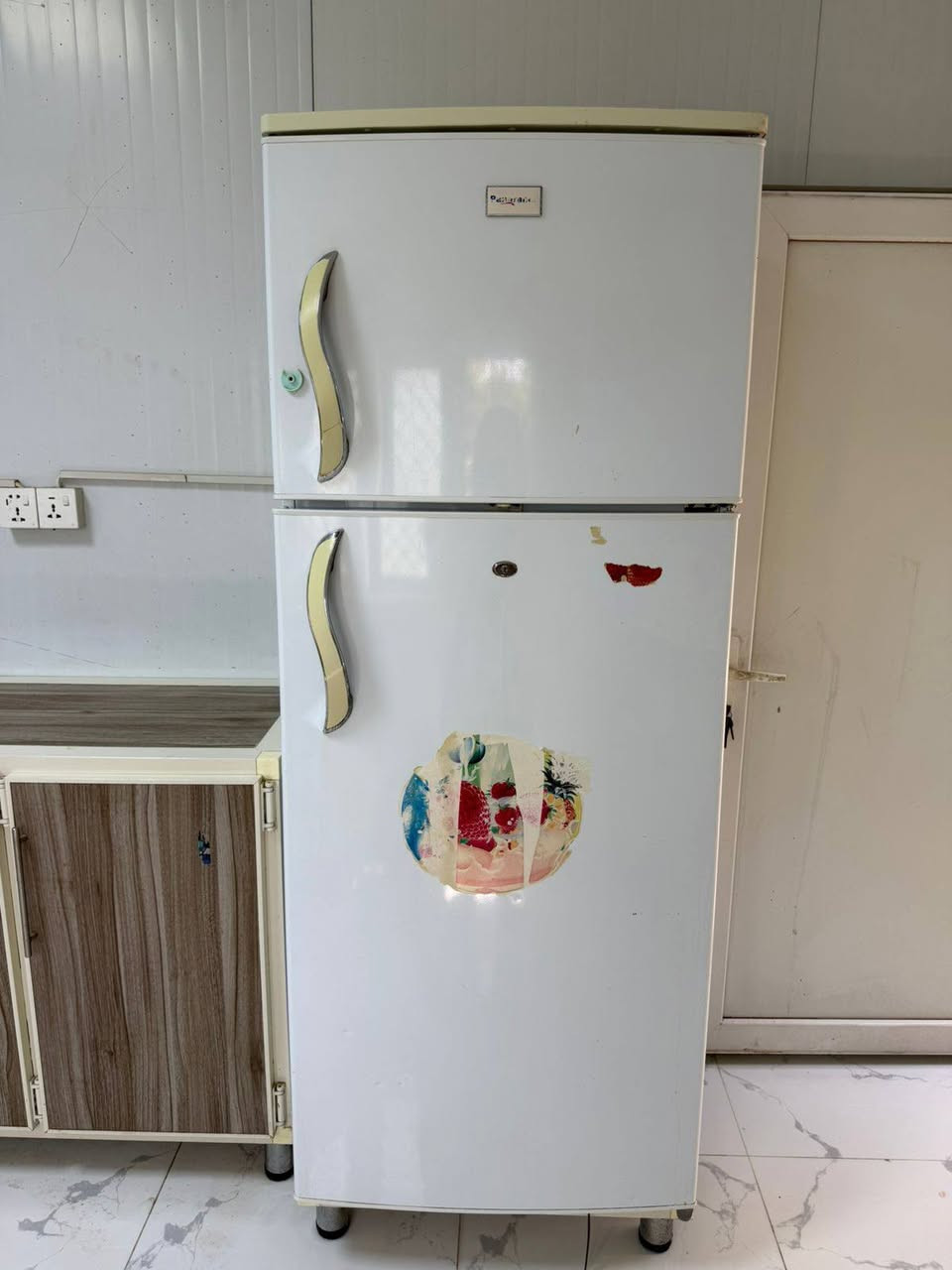 ثلاجه للبيع  نضيفه حيل والثلج كدام عينكم الاتصال على هذا الرقم ***********
