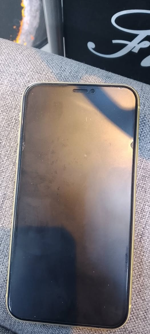 السلام عليكم ١١عادي مامفتوح بطاريه٧٣ الجهاز اي نقص مابي ما عده بصمه الوجه وكفت بل تحديث الذاكره ١٢٨ نضافه الجهاز ٩٠٪ ب٢٠٠الف او بي مجال شي بسيط رقمي ***********
