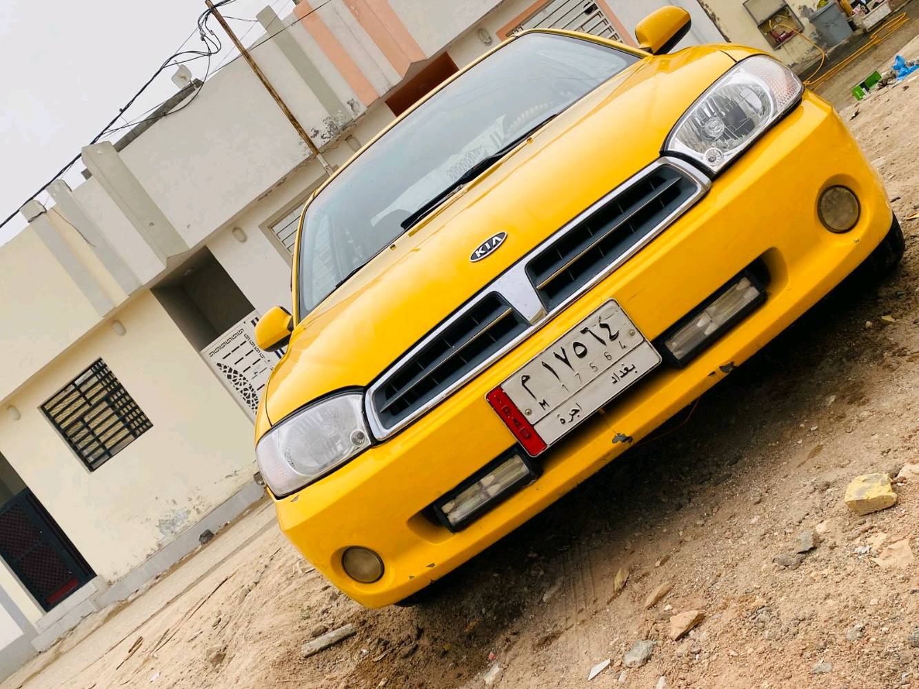 سيارة كيا موديل قديم لون أصفر بحالة جيدة. تمتاز بالمتانة والاعتمادية، مقاعد مغطاة بكَسْوة جديدة بتصميم مميز. مثالية للاستخدام اليومي ولمن يبحث عن سيارة اقتصادية وصحية للعمل.