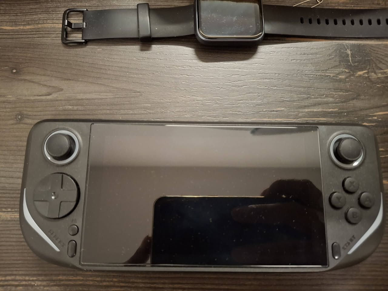 للبيع جهاز E6 محاكي العاب شاشة كبيرة بطارية 5000 وياه رام 64 الجهاز مليان العاب بعد بالباكيت مستعمل قليل جدا  السعر ٥٠ الف نهايته
***********
