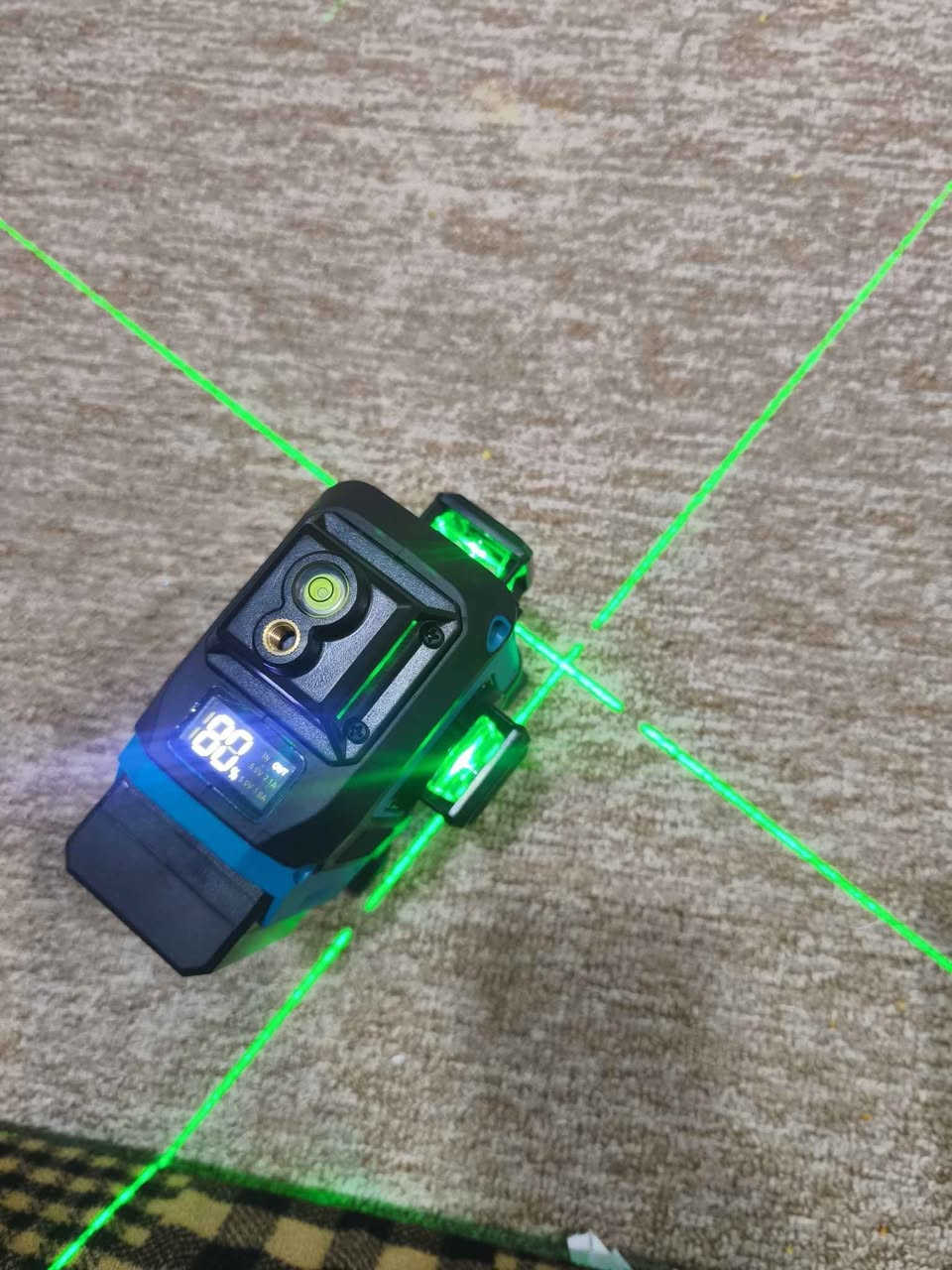 ليزر تسوية احترافي مناسب لأعمال البناء، تركيب السيراميك، الجبس، الأبواب، الشبابيك، الديكور وغيرها.
✨ المواصفات
  خطوط 360° 
 16 خط (4D)
دقة عالية ±0.2 ملم لكل متر
تسوية تلقائية (Auto Level)
مدى عمل حوالي 20 متر
بطارية ليثيوم
مقاوم للماء والغبار IP54
يعمل بخط أخضر 
🔥 إضاءة قوية جداً – واضح حتى في الأماكن المضيئة
🔋 وقت تشغيل إلى 5 ساعات
🌡 يتحمل درجات حرارة مختلفة
مناسب للمهندسين، البنّائين، الكهربائيين، النجارين، وأعمال التشطيب. كركوك, العراق


**إذا كنت صاحب هذا الإعلان وتريد حذفه لأي سبب، رجاءا أرسل رسالة إلى الدعم الفني**