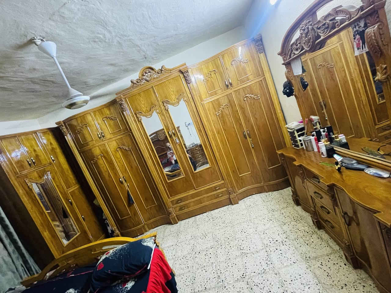 السلام عليكم دار للبيع مساحة 218 م ملك صرف طابقين في باب الخان قرب السوق السعر 150لاستفسار ***********
