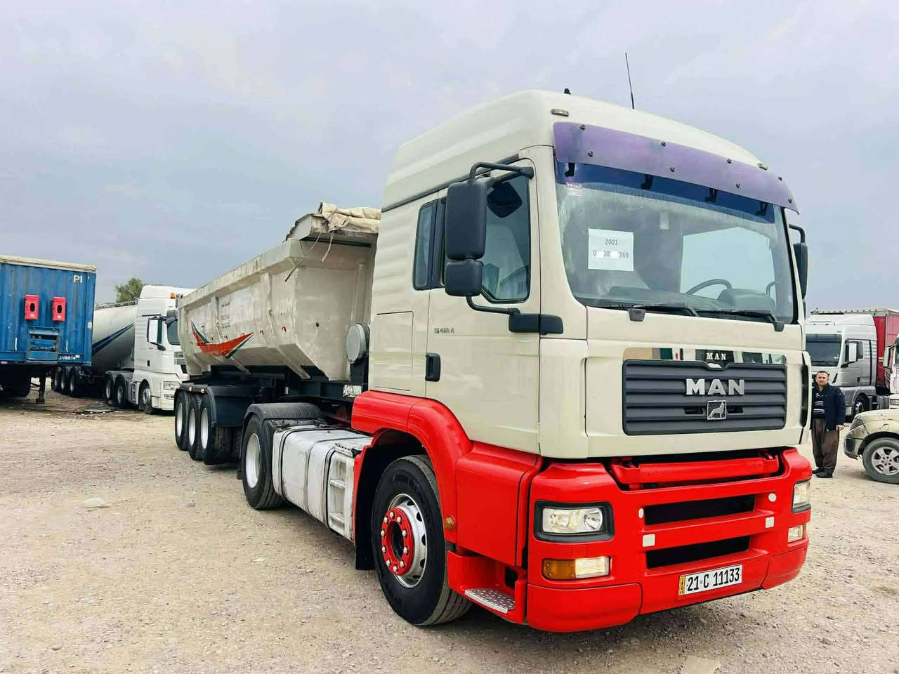 السلام عليكم ورحمة الله وبركاتة 
مان 2002 تيكة للبيع راس و عربانة 
حجم المكينة 410 كير اوتوماتيك 
رقم سنوية وبراد وهزه كله جديد
مربوط عربانه (3) دناكير تخم تاير 
السيارة اي نقص مابيها جاهزة للعمل 
سعرها 225 ورقه دفترين وخمس عشرين ورقه 
وبي مجال للشراي 
رقم الهاتف : ***********
