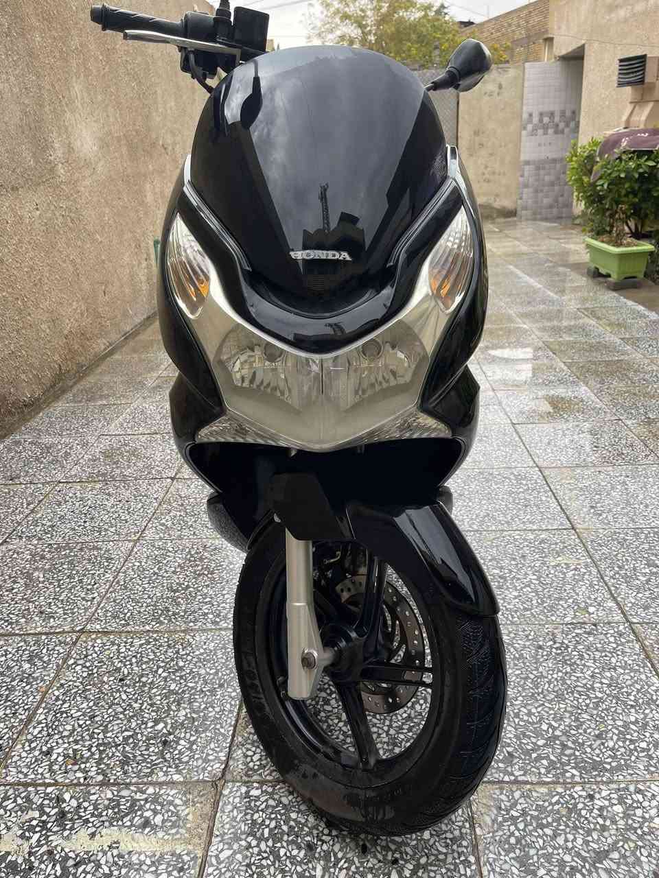 السلام عليكم.
pcx جيل اول ياباني jf 
دراجه مكفوله عام. 
ماشيه 26.
حساس ازدحام 
ستان كهربائي 
تخم تاير جديد 
السعر (11)
وبيهه مجال حك الجيه 
دراجه مكفوله من كلشي. 
***********. واتساب متواجد.
مكاني الشعب سوق 4000
