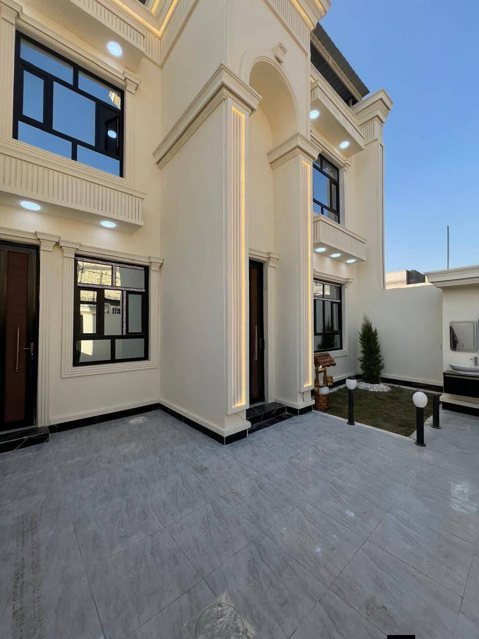 #اسعد #الله اوقاتكم بكل خير احبتي🫶🏻
     *********** ☎️
#جبنالكم #فله #طابقين✅
 بمساحه 250 متر✅
نوع العقار طابو صرف عرصه✅
تحويل بأسم المشتري مباشر✅
#يحتوي #الطابق #الأرضي✅
على غرف منام عدد3 ماستر
+ديوان+كبير+مطبخ+صاله كبيره
+صحيات داخليه كبيره+منور عدد 2
+كراج🚘 +حديقه🌹🌲🍀🌺🌴🌹
+صحيات خارجيه
#الطابق #الثاني #يحتوي
على غرف منام عدد3 ماستر
+صاله كبيره +صحيات كبير
+صطح سيراميك +مسقفات كي سبان
عن الرطوبه وحرارة الصيف الدار
جدآ متعوب عليه مال جناي
لحك واشتري قبل لاينباع
العنوان البصرة ابي الخصيب
 غرب المحكمة الجديدة 
#السعر #المطلوب
 260مليون قابل للتفاوض
مع توفر كافة الخدمات
 #شارع 15مترتبليط بلباب انارة💡ماء كهرباء مجاري
فارق جاهزة للسكن 
      ***********
نستقبل كافة العروض العقاريه✍️
