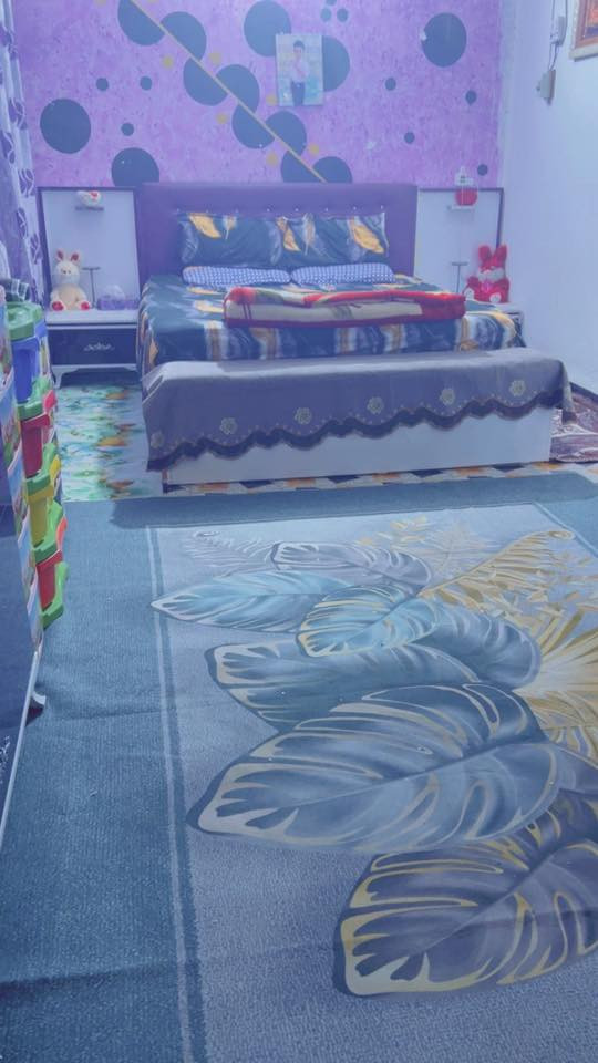 بيت للبيع 
الاسكان الاولى الشارع العريض طابقين متكون من الطابق الاول استقبال وصالتين منفصلات غرفة نوم + غرفة مخزن ومطبخ وصحيات داخليه وخارجيه الطابق الثاني غرفتين وصاله وصحيات السعر 45 للتواصل اتصل على هذا الرقم ***********
