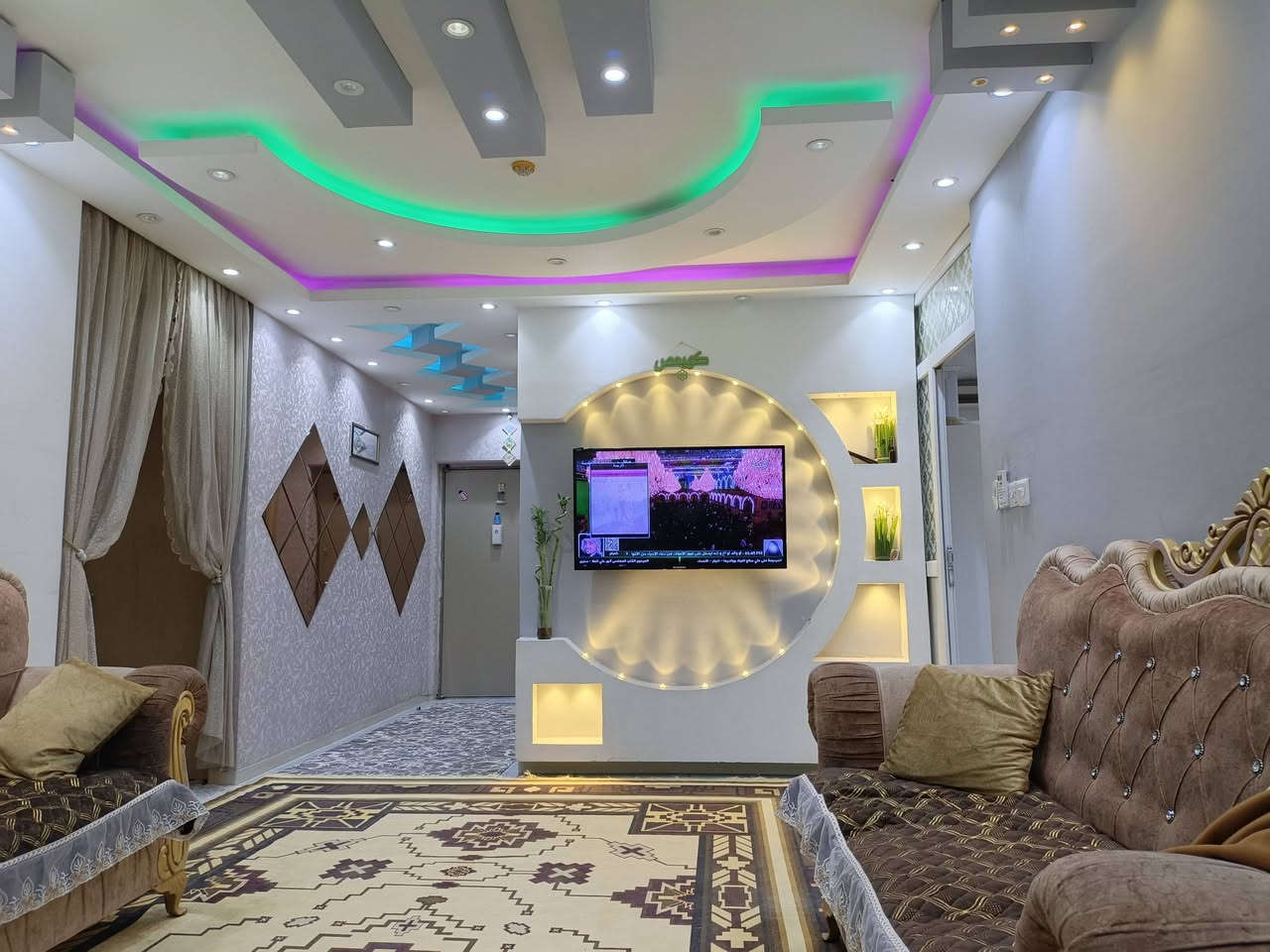 في مجمع بسمايه يوجد
شقه  ١٤٠ م للبيع 
نظام غربي ..طابق اول
مجمع B1 تحتوي على ديكور وقاطع لعزل الصاله عن المطبخ  مع جميع الاثاث 

١..سبالت عدد 5

٢.كاونتر تفصال  BDF

٣.ثلاجه اربعة ابواب

٤. مجمده عموديه

٥.غساله فول اوتوماتيك

٦.طباخ ابوعين زرقاء ٥ عيون

٧.مايكروف

٨.بلازما 50

٩.بلازما 42

١٠.غرفة نوم كامله ٦ ابواب

١١.تخم كرويتات تفصال

١٢.سيت طبلات

١٣.غرف نوم نفر واحد عدد 2

١٤.ميز حاسبه
 
١٥.مكتبه

١٦. رفوف مخزن 

١٧.بردات لكل الشبابيك

١٨.ميز طعام مع كراسي

١٩.مراوح سقفيه عدد 4

٢٠. براد ماء

٢١.كنتور اطفال اضافي

وكل شيء مذكور اعلاه موضح بالصور
 الاثاث جميعه جديد...
 والاجهزه من ماركات عالميه ...
للاستفسار الاتصال على الرقم...***********
 او  واتساب على نفس الرقم
