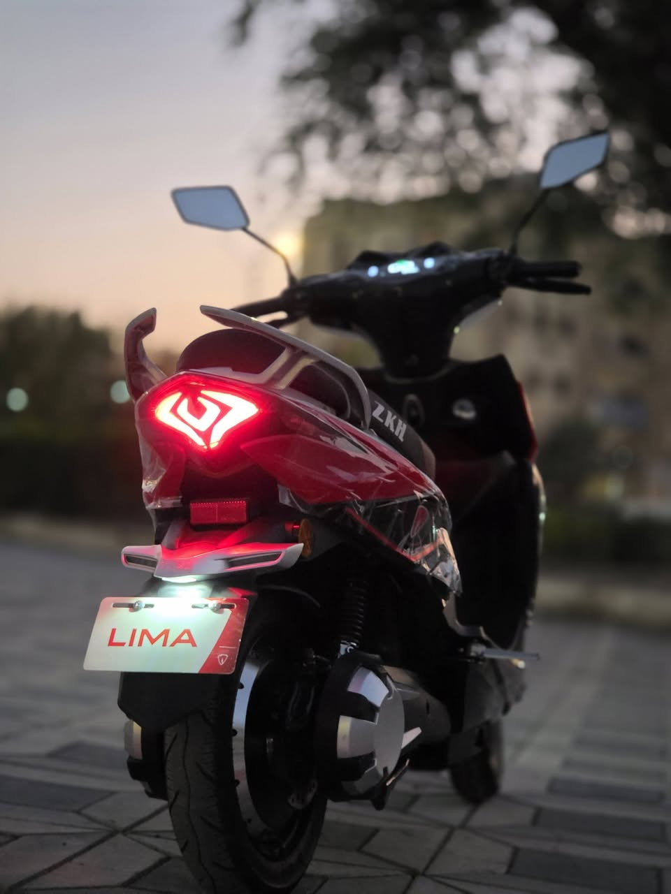 السلام عليكم
دراجة LlMA
٦ بطارية 
ملف ٢٠٠٠ سبورت رياضي 
دراجه شغالة وجديدة فوك متصور 
بعدهي بزكات الشركة 
ماشية ٨٩٠ 
مصور عداد المشي 
عدادات سرعة اوتماتيك تنمر ع الوزن وسرعة 
مواصفات رهيبه 
مكاني بغداد شارع فلسطين 
وهذا رقمي 
***********
