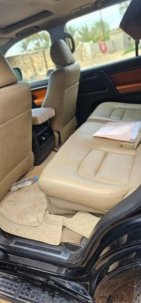 للبيع لاندكروز موديل ٢٠١٠ محرك ٨ سلندر السعر ٣ شدات وبيها مجال للاستفسار هذا الرقم ***********/***********
