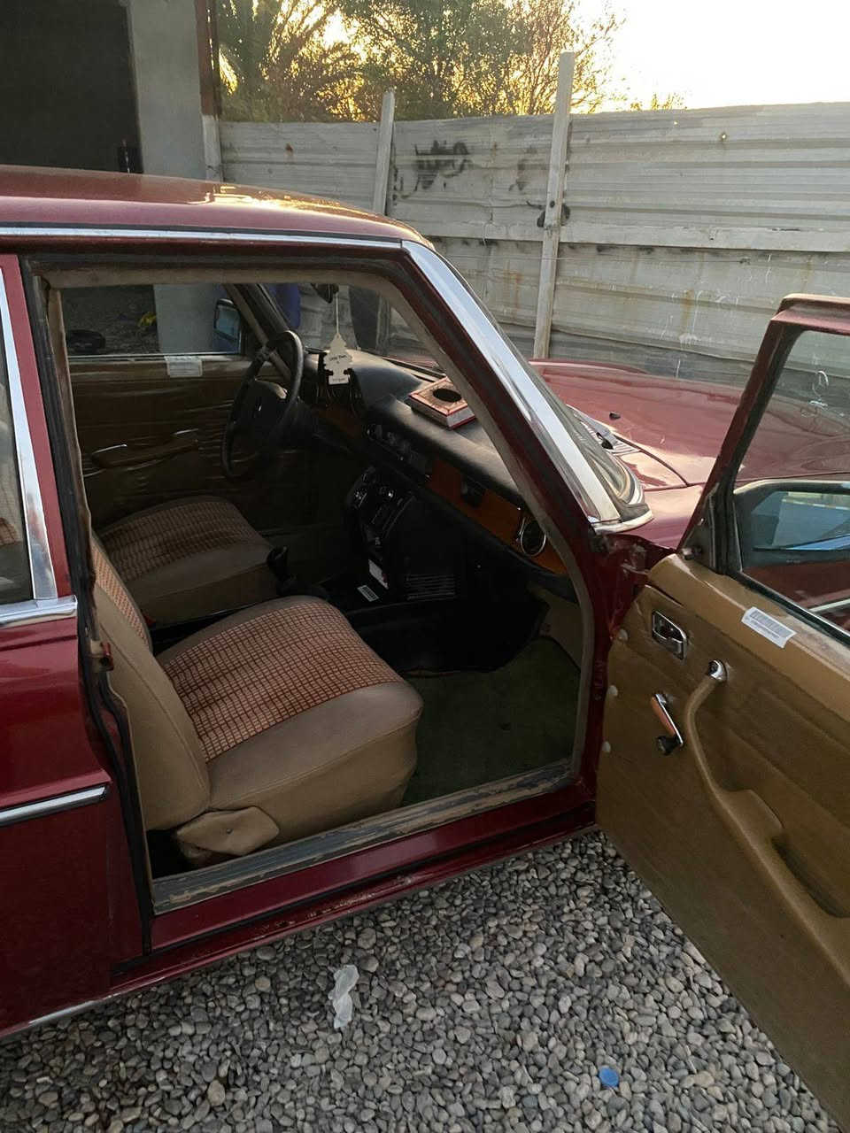 سلام عليكم 
مارسدس موديل ١٩٧٦ محرك ابلادي غرفه كامله السعر٦٥ وبيهه مجال ***********
