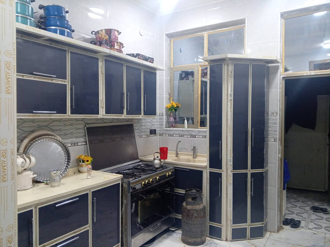 سلام عليكم بيت 🏠  مساحت 150 يحتوي علا 5غراف 2جوه  و3 فوك
صحيات داخل وخارج ستقبال كندور العنون ابو غرق حي المرتضى . *********** الستفسار
