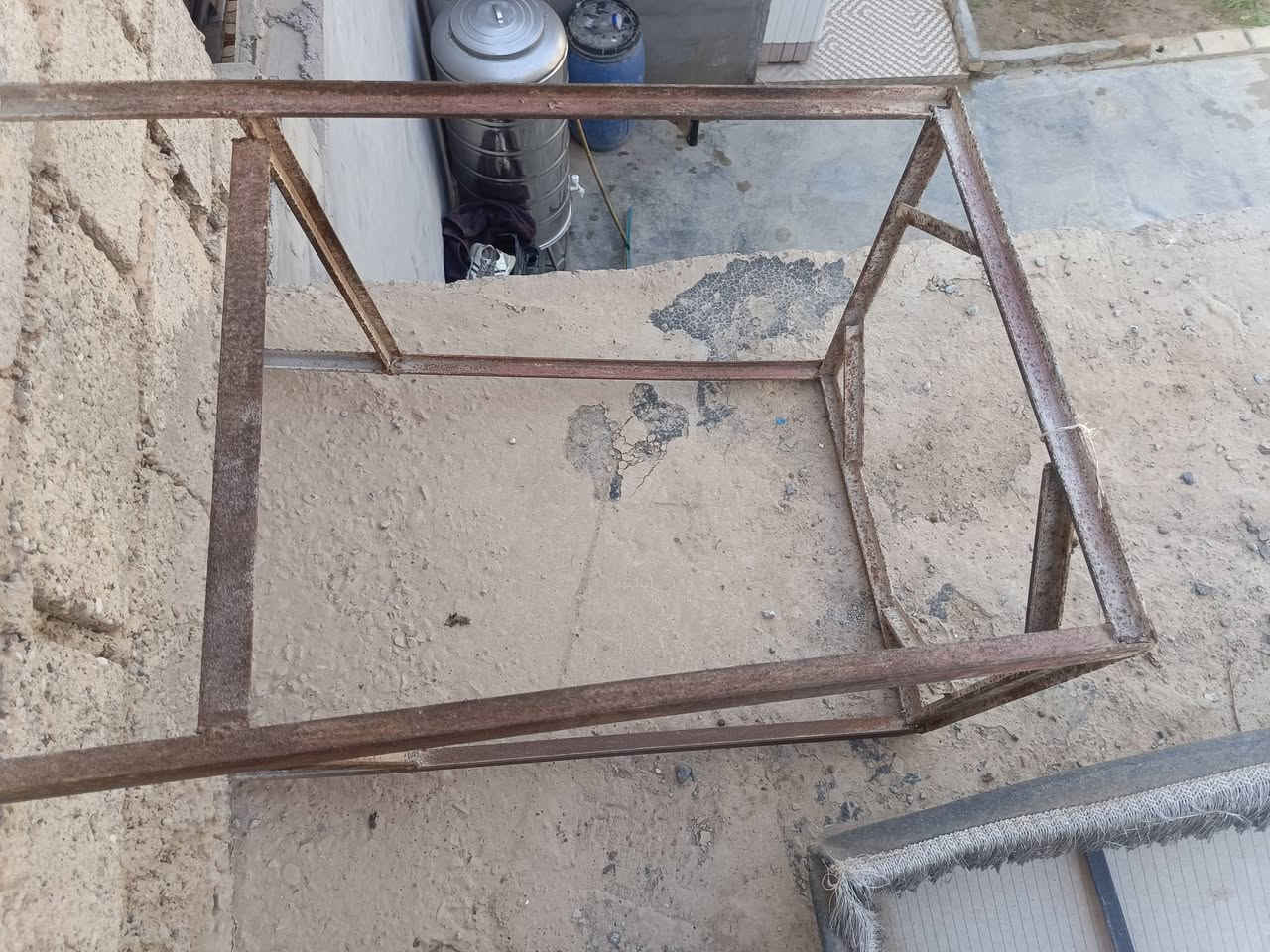 غراض للبيع/ قيم واخذ 
بوب حديد قياسات مختلفه 
جربايه حديد نفرين 
وضفيره اصليه 50متر 
ميز مبرده 
شباك صغير هوائي 
***********
