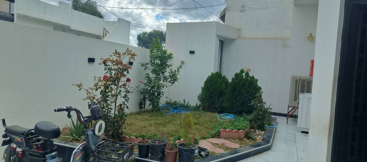 السلام عليكم دار للبيع مساعه 200 بيت فول مركزي كامل مع مبرده اي نقص مابي واحد حزيران صياده الثالثه قرب سارع الجامعات سعره 80 الستفسار ***********
