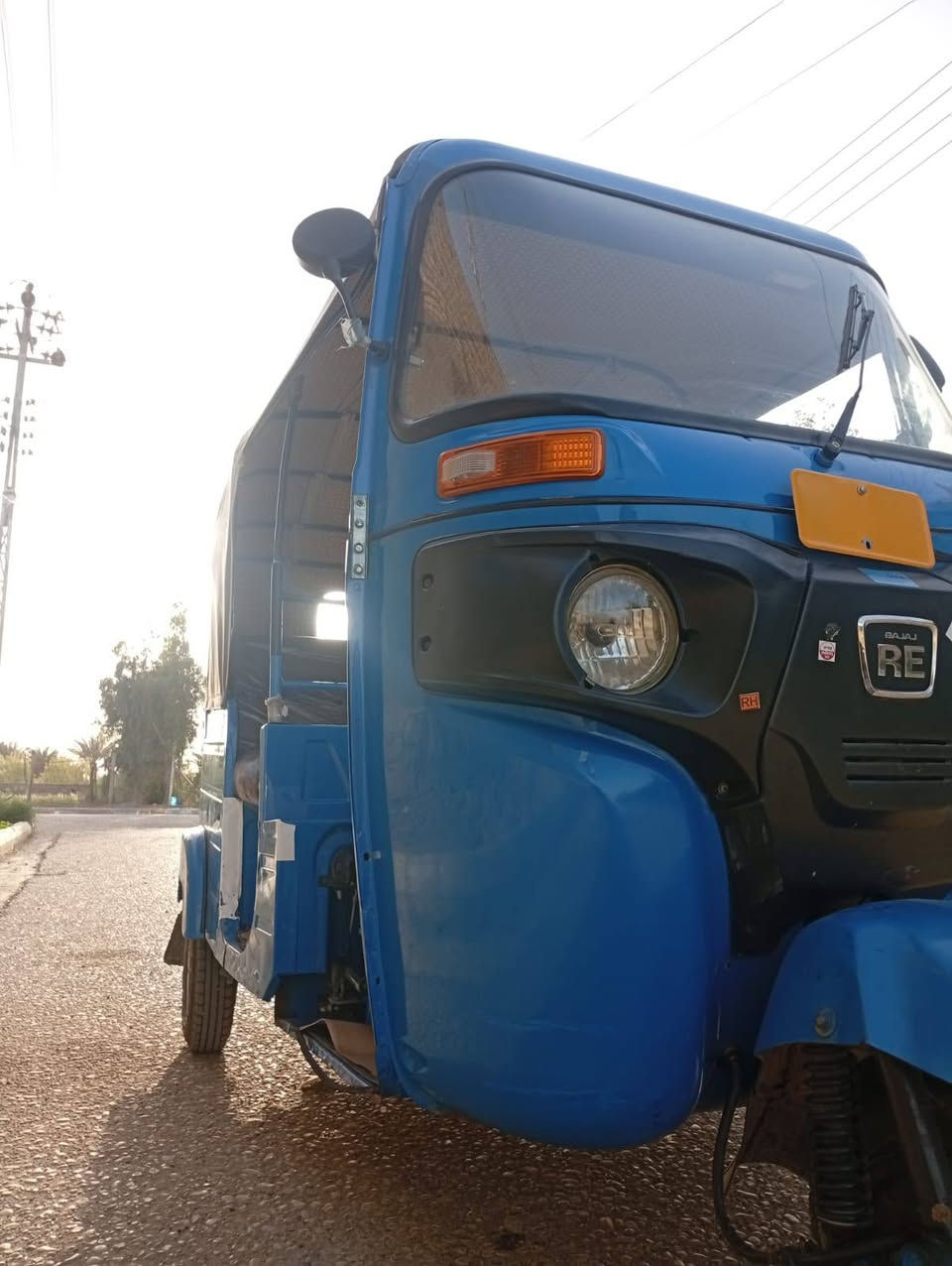 السلام عليكم تكتك للبيع موديل 20شهر 12 سنويه الكشره مكفوله من الصبغ والمعجون المحرك مجفت بس بوشه وبستم شركه تخم تاير جديد كهربايات كلها شغاله المكان ميسان المجر الكبير الرقم الهاتف ***********
