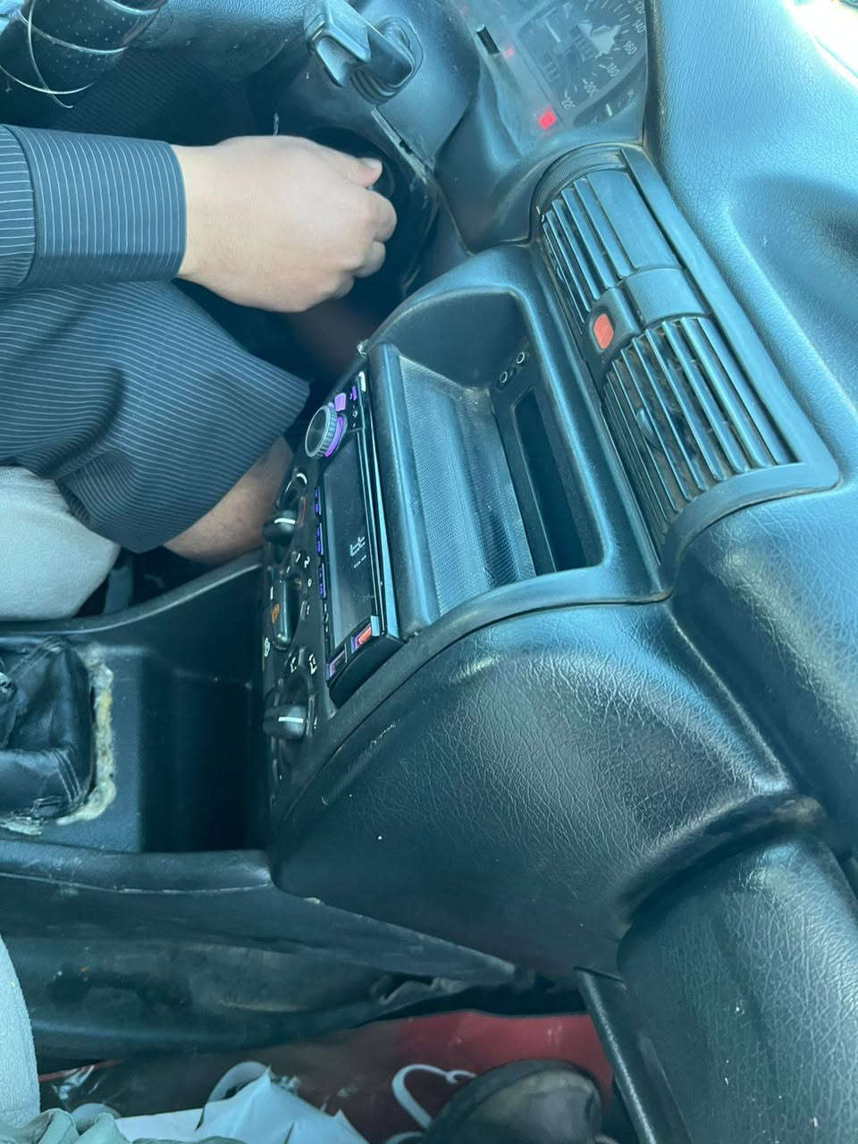 السلام عليكم
استرا للبيع موديل 93 رقمها مسطرة طخم جديد سيارة حلوه حيل
 شرعيها موجود تريد تحويل تريد وكاله 
السيارة تاكيه تكيه خفيفه‏
السعر اتصل وتدلل
ترهم نقد وترهم مقدمه وب شهر ورقتين 
***********
