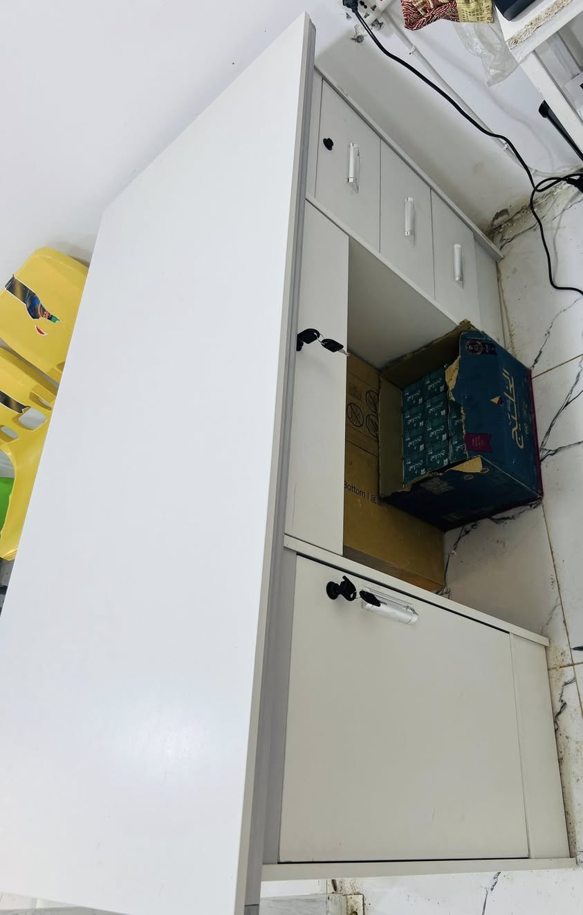 سلام عليكم ميز مكتب اخو الجديد للبيع
***********
