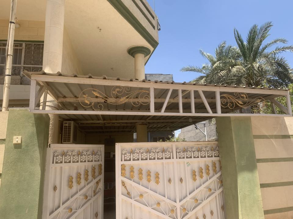 سقيفة للبيع الطول (٩.٥ متر )والعرض(٥.٥ متر )
ووياها بالجانب قطعة ثانية طولها(٤.٥ متر )وعرضها(٢ متر ) السقيفة بحالة ممتازة بدون اي اضرار او زنجار او خياس والحديد والجينكو بعدة جديد  مكاني ديالى الخالص الحي العصري ***********
