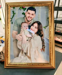📸 ذكرياتك تستحق أن تُرى كل يوم! لماذا تترك صورك حبيسة الهاتف؟ 🤔 حوّل أ...