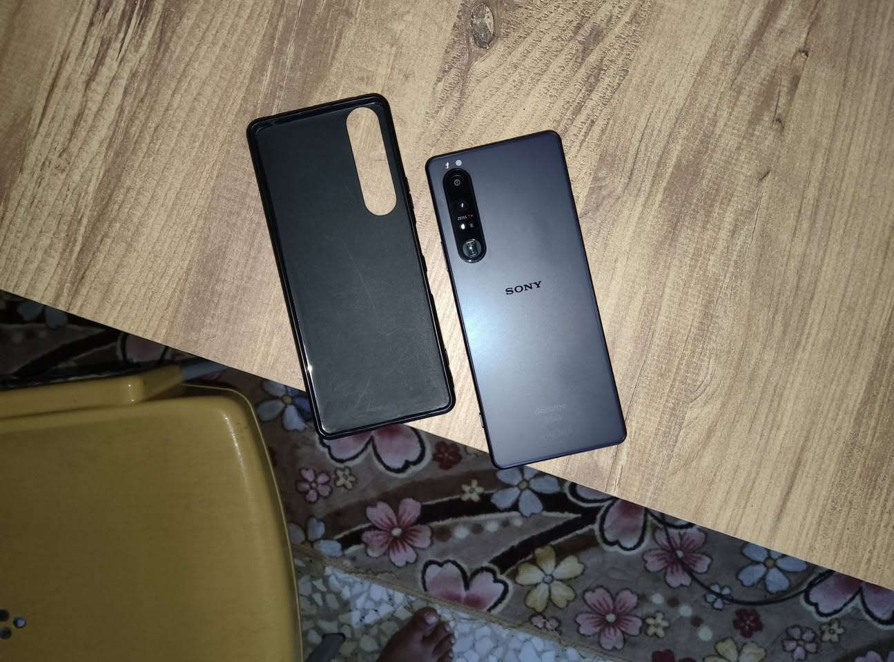 السلام عليكم
السلام عليكم 
📱 للبيع Sony 1 MARK 3 بحالة جيدة

• الشاشة:OLED قياس 6.5 إنش بدقة 4K HDRمعدل تحديث 120Hzمحمي بزجاج Gorilla Glass Victus

• المعالج:Qualcomm Snapdragon 888 (أداء قوي للألعاب والتطبيقات)

• الذاكرة:RAM 12GBذاكرة داخلية 256GBيدعم ذاكرة خارجية microSD

• الكاميرات الخلفية:ثلاثية 12MP + 12MP + 12MPتقريب بصري حقيقي Telephotoعدسة Zeiss احترافيةتصوير فيديو 4K

• الكاميرا الأمامية:8MP

• البطارية:4500mAhيدعم الشحن السريع و الشحن اللاسلكي

• مميزات إضافية:بصمة في زر التشغيلمقاوم للماء والغبار IP68صوت Stereo عالي الجودةمدخل سماعة 3.5mmيدعم 5G

📦 الجهاز مناسب للتصوير والألعاب والشاشة من أفضل الشاشات في الهواتف.

للمهتمين التواصل على الخاص، أو التواصل على ***********
