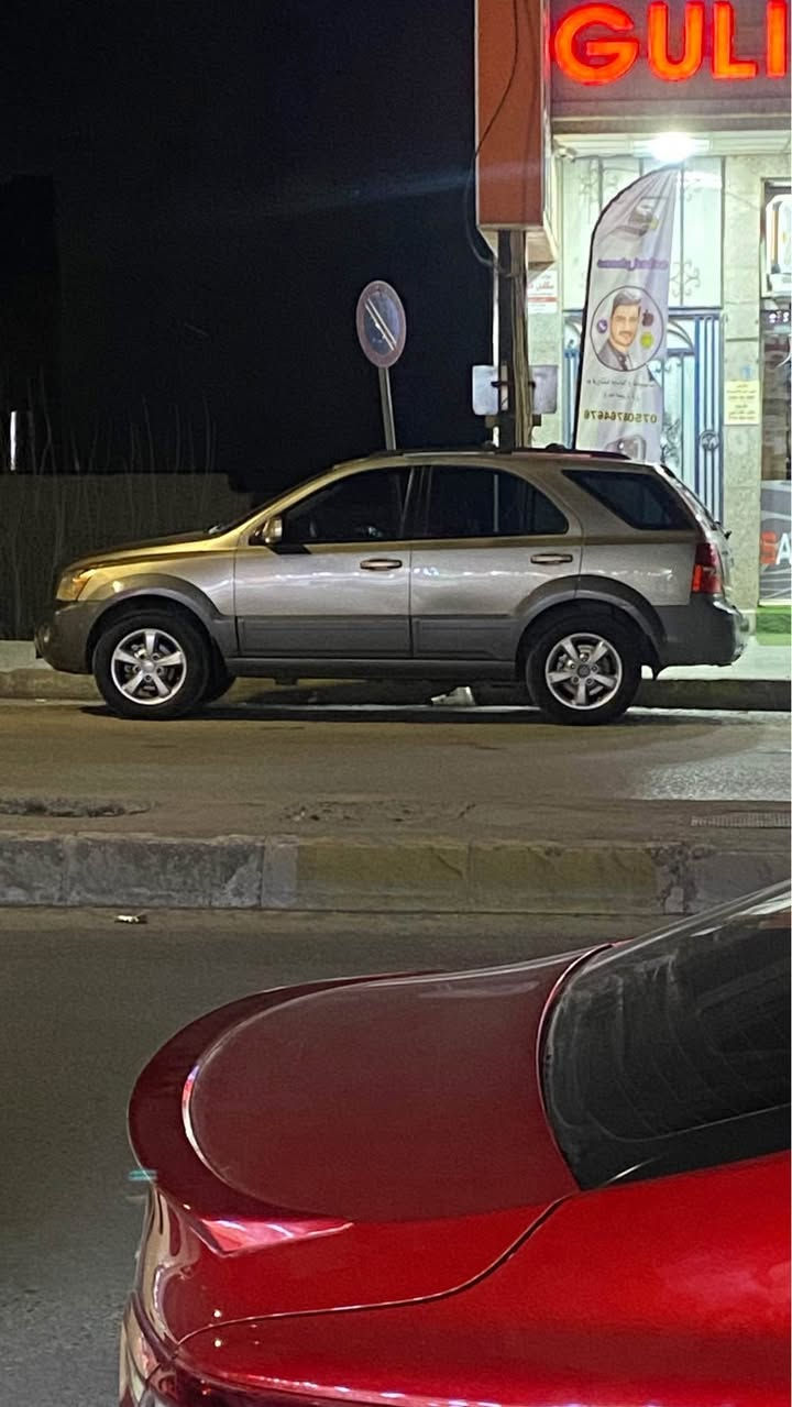 🌟 KIA SORENTO 2007 - بۆ فرۆشتنێ 🌟
سەیارەکا گەلەک پاقژ و توندوتۆڵ، ب شەرتێ "فەحس و تەحویلکردنێ" دهێتە فرۆشتن.
✅ ڕەوشا جەستەی (Body):
• بێ دەعم: سەیارە ب تەمامی ئەسڵە و بێ دەعمە ئەبەد ئەبەد.
• حیزام بۆیاغ: تەنێ ژ بۆ جوانیێ هاتییە ڕەنگکرن (بۆیاغ بۆ جوانی).
⚙️ مەکینە و لایەنێ تەکنیکی:
• مۆدێل: ٢٠٠٧.
• مەکینە و گێڕ: ب شەرتێ "جدید" و بێ چو کێشە، مەکینا وێ گەلەک یا بێ دەنگ و توندە.
• سیستەم: دبل ئەکسن (4x4) و یێ ب تمامى کارایە.
✨ مواسەفات:
• قودیک (ئاوێنە): قودیکێن وێ مۆدێلێ هیتەرن.
• جامێن کارەبایی: هەر چار جامێن سەیارێ کارەبایی نە و بێ کێشە کار دکەن.
💰 نرخ و گۆهۆڕین (تبدیل):
• بها: ٨٧ وەرەقە ($8,700).
• غەرامە: ٨.٥ وەرەقە غەرامە ل سەرە، ئەڤ بڕە ژ بهایێ سەیارێ دێ هێتە کێمکرن.
• تێبینییا نرخێ: پشتی کێمکرنا غەرامێ، نرخێ سەیارێ یێ قفلە و ب چو شێوەیان ناهێتە خار.
• تبدیل: گۆهۆڕین (تبدیل) ژی یا هەی، ئەگەر سەیارەک ب دڵێ من بیت دێ گوهۆڕم.
• یاسایی: ب شەرتێ تەحویلکردنێ ب ناڤێ کڕیاری.
📍 تێبینی:
سەیارە یا توندە و چو مەسرەف تێدا نینن، ئامادەیە بۆ لێخۆڕینێ.
📞 بۆ پەیوەندیێ:
*********** دهوك, العراق
