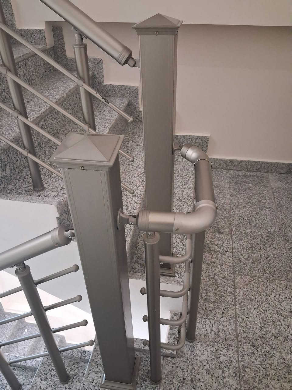 السلام عليكم جميع انواع الالمنيوم شبابك ابواب محجرات واجهات *********** الرقم وتس اب موجود
