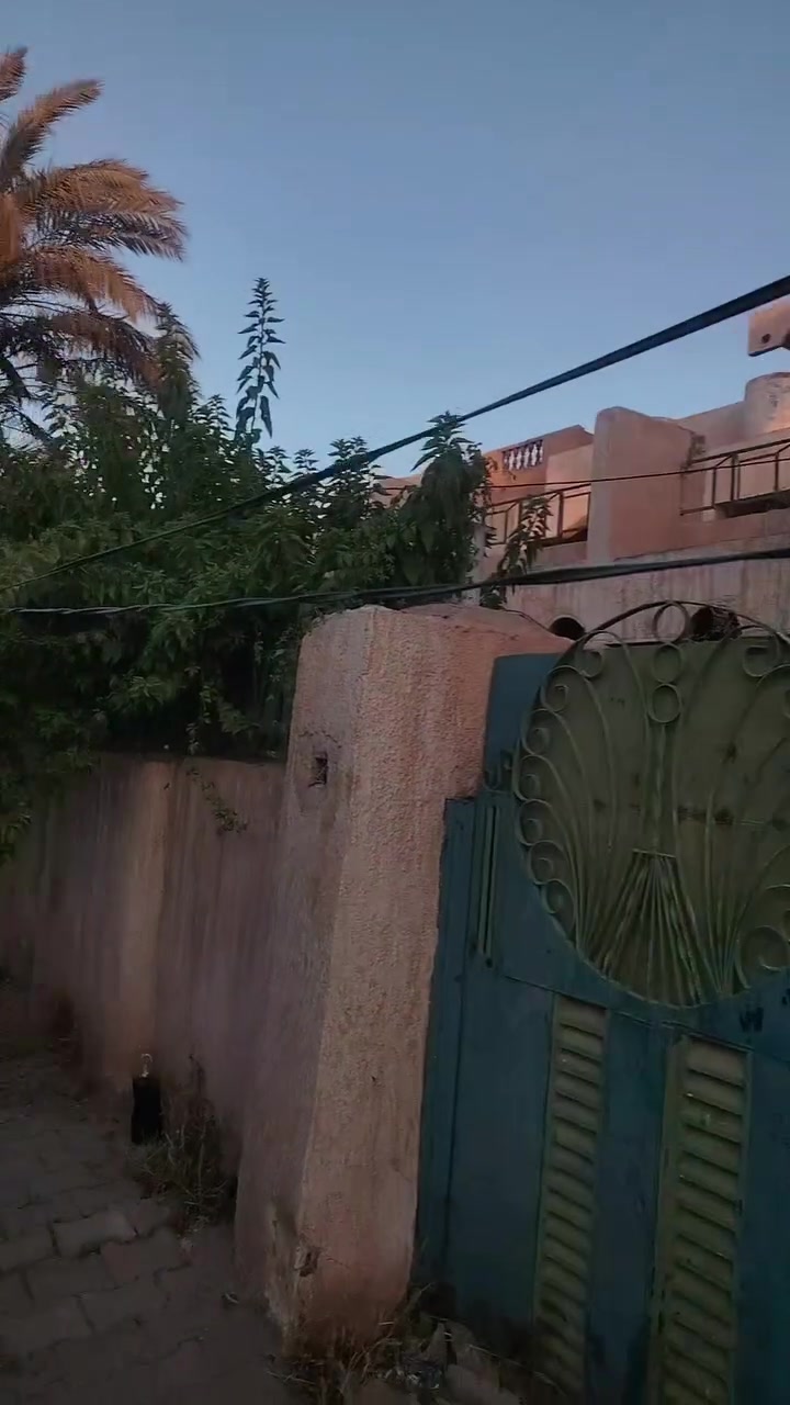 بيت الى البيع مطبخ + استقبال + 5 غرف مساحه 300 متر طابو صرف في حي الضباط التحرير قرب الفلكه الثالثه لتواصل معنا ***********
 ***********
