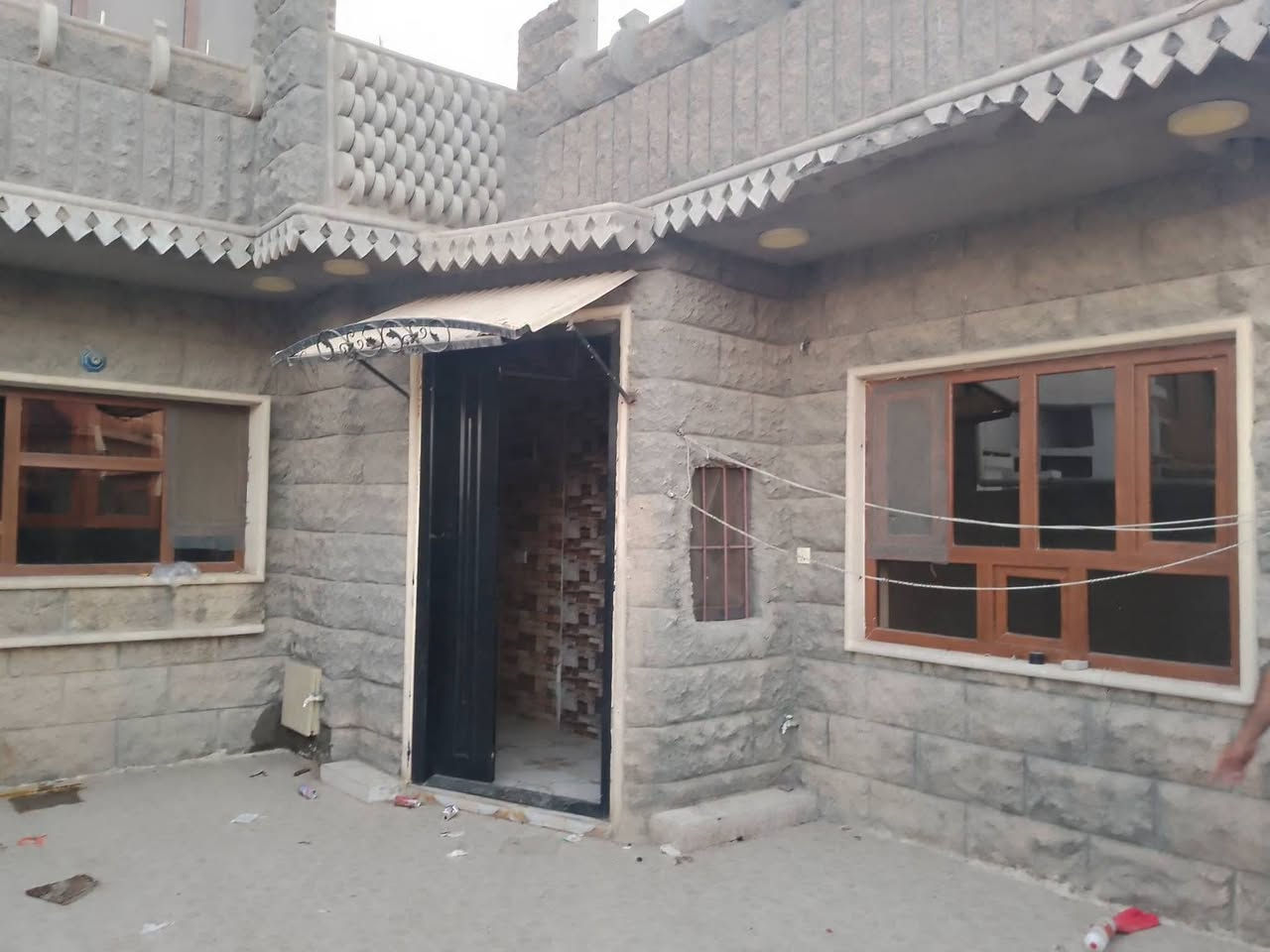 دار للبيع طابو ملك صرف 180متر 
 ( الطابو100مربع )مع فضلة امام البيت 80متر 
 الدار طابق واحد يحتوي على/غرفتين نوم _استقبال _صالة_مطبخ حار وبارد _صحيات داخلي وخارجي _بيتونه ومخزج_كراج 
السعر/136مليون وقابل للتفاوض مباشر مع صاحب الطابو 
العنوان /كركوك حي الخضراء قرب مول محمد أو الجامع السرمدي 
سنة البناء /2018
للاستفسار اكثر يرجى الاتصال بالرقم 
***********
