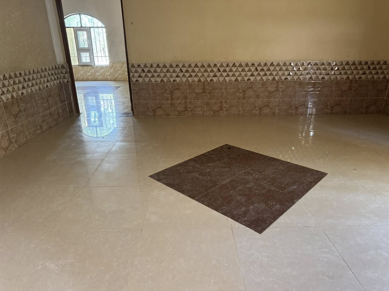 السلام عليكم بيت لليجارالعلم قرب قاعه القيثاره البيت 3غرف نوم ومطبخ حارباردوصحيات خارجيه وحديقه وكراج سياره (***********
