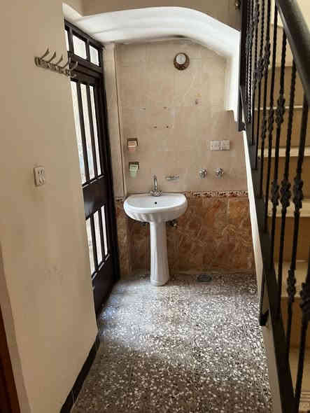 ⸻

🏠 دار للبيع – داخل القيصرية (قرب السفارة الإيطالية سابقاً)
📐 المساحة: 70 متر
🏡 الواجهة: 4.5 متر
💰 السعر: 270

يتكوّن من:
الطابق الأرضي:
• مطبخ
• خدمات
• غرفة

الطابق الثاني:
• غرفة
• صالة

الطابق الثالث:
• بيتونة كبيرة
• سطحين

📍 موقع مميز داخل القيصرية – أول بيت بالقيصرية
📞 للتواصل: ***********
