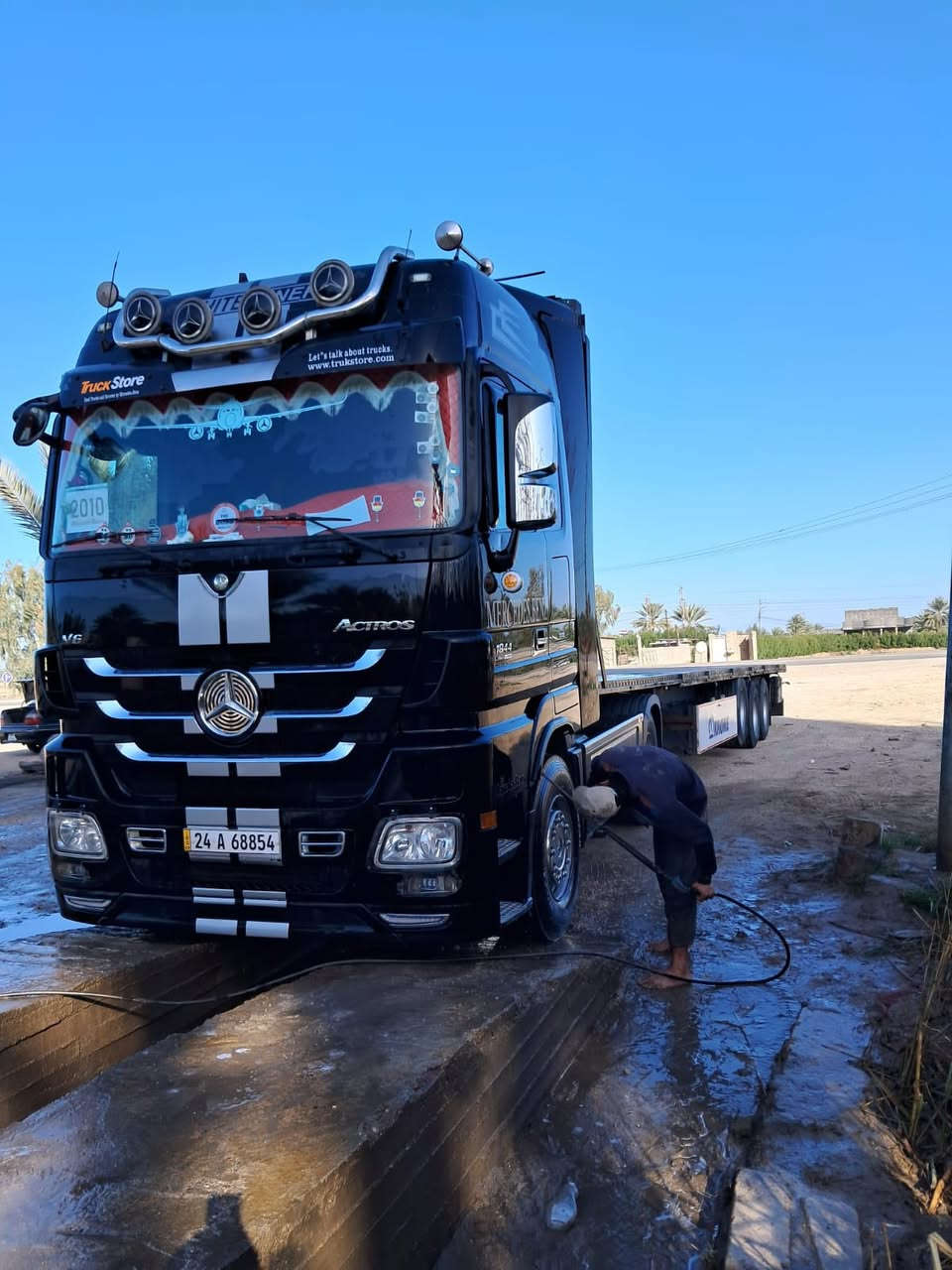 سلام عليكم تريله  اكتروز حاجب 2010 حجم 44 سنويتين سنويه الراس وسنويه عربان البيع كامله راس وعربانه او بس راس وحده او بس عربانه وحدها   الاستفسار تصال /***********
