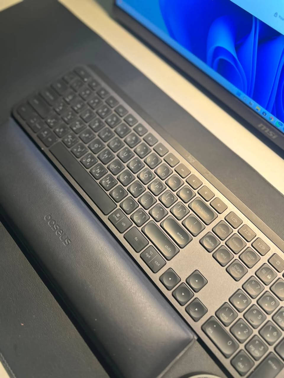 � للبيع | Logitech MX Keys

⌨️ Logitech MX Keys
حالة ممتازة ويعمل بكفاءة 100%.

المواصفات:

* ✅ إضاءة خلفية ذكية تتكيف مع الإضاءة المحيطة.
* ✅ اتصال عبر Bluetooth أو Logi Bolt/USB Receiver (حسب النسخة).
* ✅ يدعم الاتصال بـ 3 أجهزة والتبديل بينها بضغطة زر.
* ✅ بطارية تدوم لأسابيع مع الشحن عبر USB-C.
* ✅ يدعم Windows / macOS / Android / iPadOS.
* ✅ تخطيط عربي + إنجليزي.

📦 نظيف وجاهز للاستخدام

للاستفسار اكثر 
***********

السعر 150 وبي مجال

*ملاحظة كيبورد فقط
