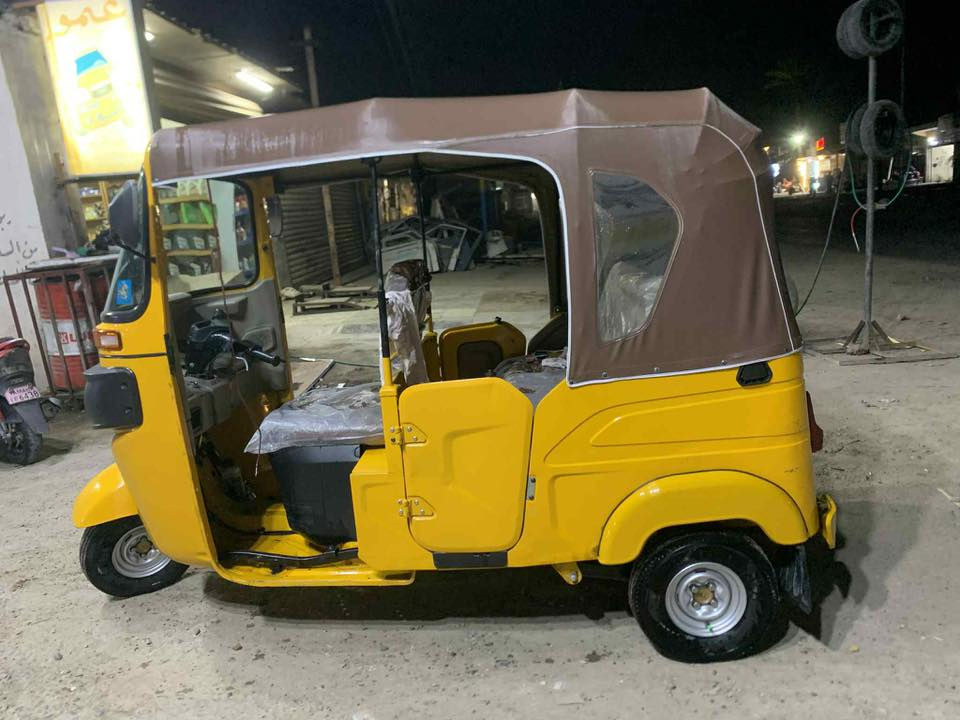 سلام عليكم تكتك 22 
نضيفة فقط محلاضة بيه جوه لبك لايت
محرك كله كفول 
سعر ٩ و٣٠٠ 
***********
