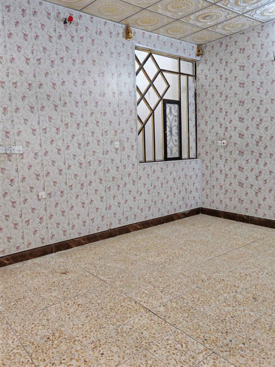 دار للبيع مساحه 100 متر طابو زراعي سند 25 مشمول بالتطويب
اساس صب بناء بلوك درجه اولى سقف صب 
يحتوي الدار على 
غرفه وصاله ومطبخ واستقبال مغاسل داخليه و خارجيه 
الموقع الكوفه البراكيه شارع المطار القديم مقابيل صيدليه صفاء عبد الرضا منطقه كلش مرتبه وعرض الفرع 10 متر وكافه الخدمات متوفره 
ملاحظه الدار فارغ وجاهز للسكن جيب غراضك وكعد 
السعر 38 مليون وبي مجال بسيط
للتواصل الاتصال على الرقم *********** أو مراسلة الصفحه واتساب متوفر مكتب الياسري للعقار والمقاولات
