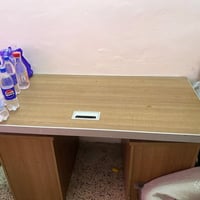 أبواب ألمونيوم • ميز مكتبي ثقيل • ايسر