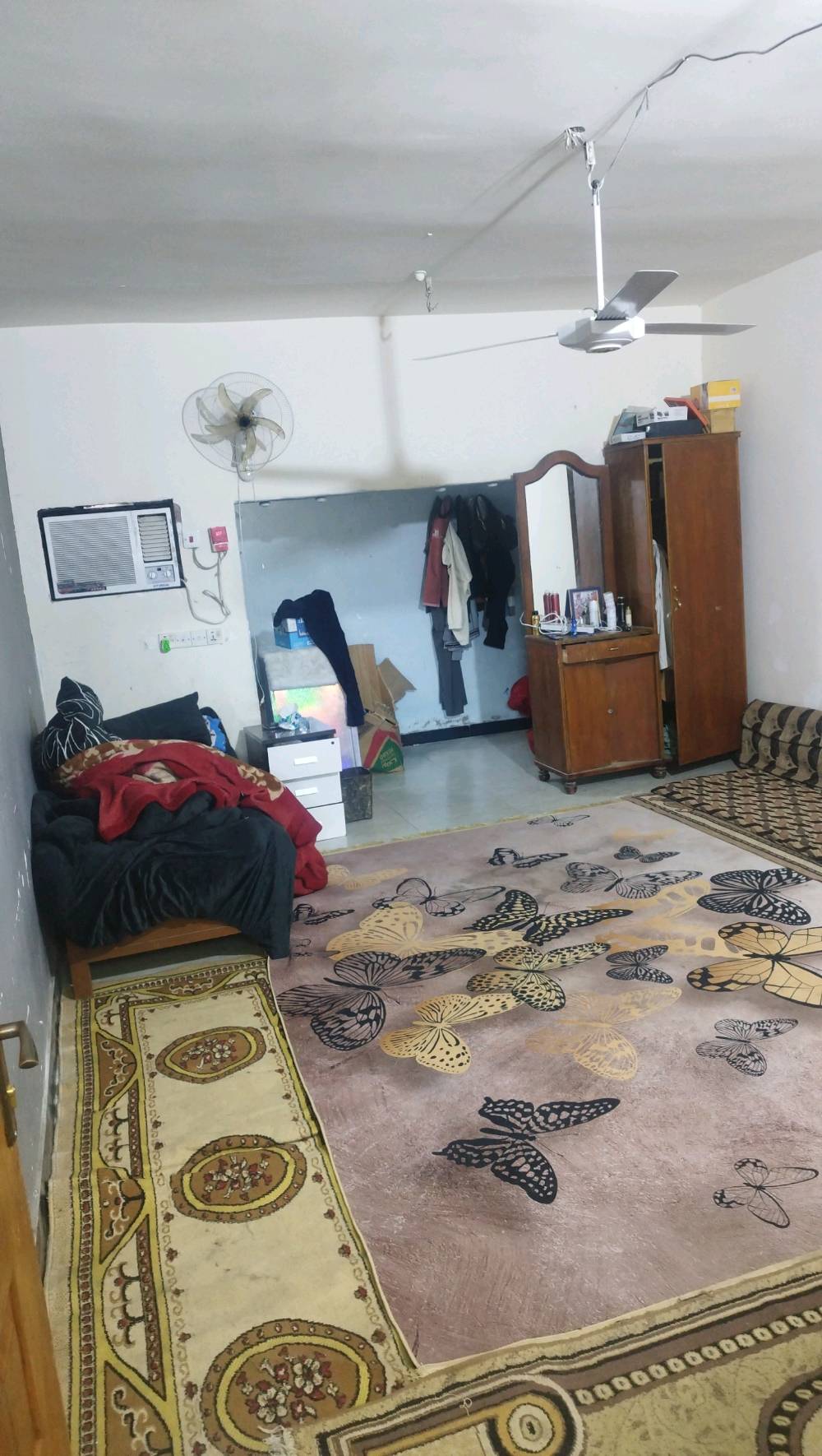 بيت طابو صرف 200 متر العنوان 
كربلاء حي القادسيه البيت بي 3 غرف وصاله ومطبخ واستقبال وصيحات 2 كافه الخدمات 
اخوان كافه الخدمات موجوده مدراس يمك ع شارع سيارت الولايه ع الشارع البيت سادس بين ع الشارع مدرس يمك مستشفى التركي تبعد عنك كيلو 
لاستفسار ***********